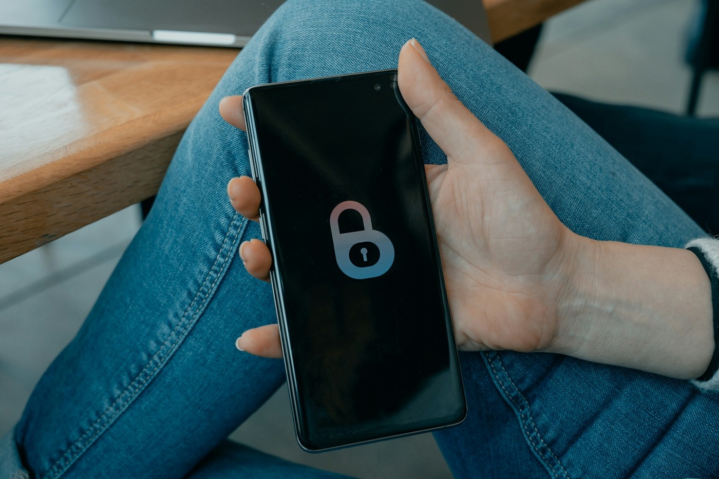 Цифровий слід підлітка: що зберігають платформи й бачать інші люди